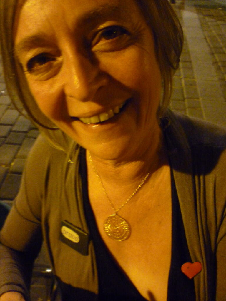 Joan la Barbara, con chapa Brava de Joana Brabo